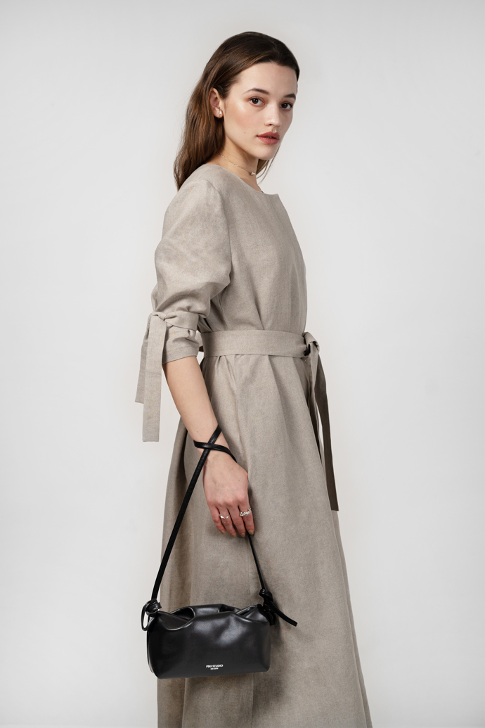 Lněné šaty s páskem, PBG, 6900 Kč

Kabelka Clutch Mini, PBG, 4800 Kč

Šperky, PBG x Eliška Lhotská, od 3200 Kč
