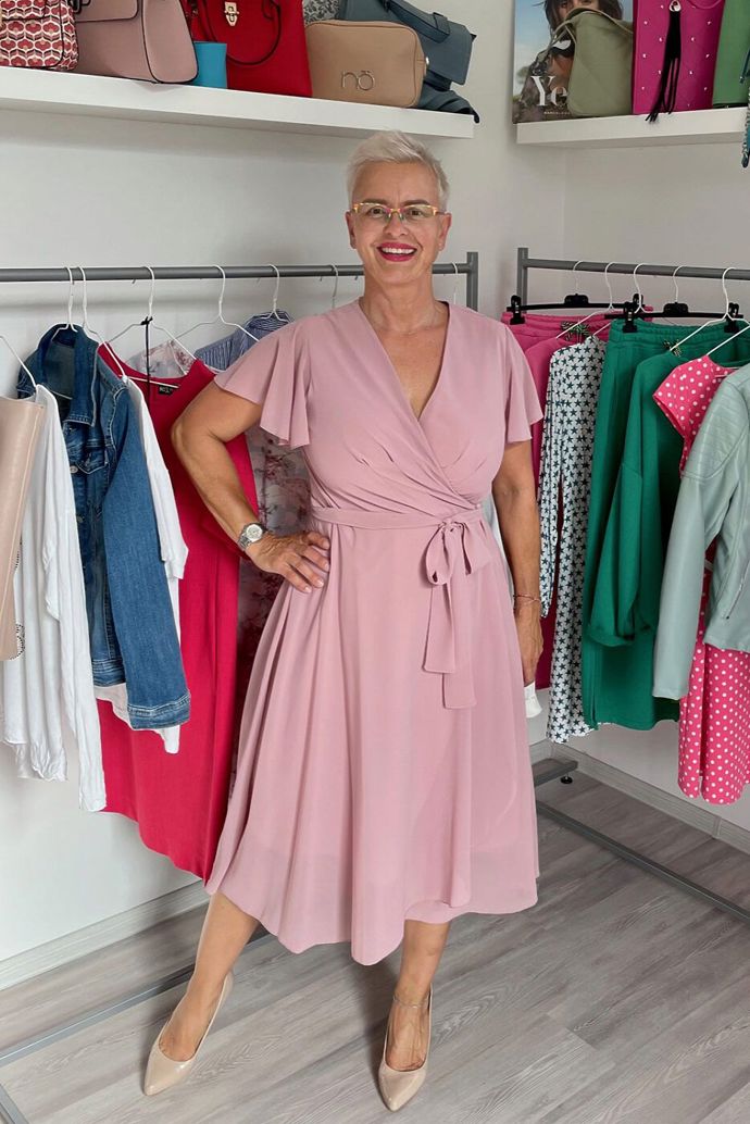 Zavinovací pudrové šaty s rozšířenou sukní jsou skvělou volbou třeba na společenské události jako je svatba či odpolední party.

Butik Blanka Straka, 1790 Kč
