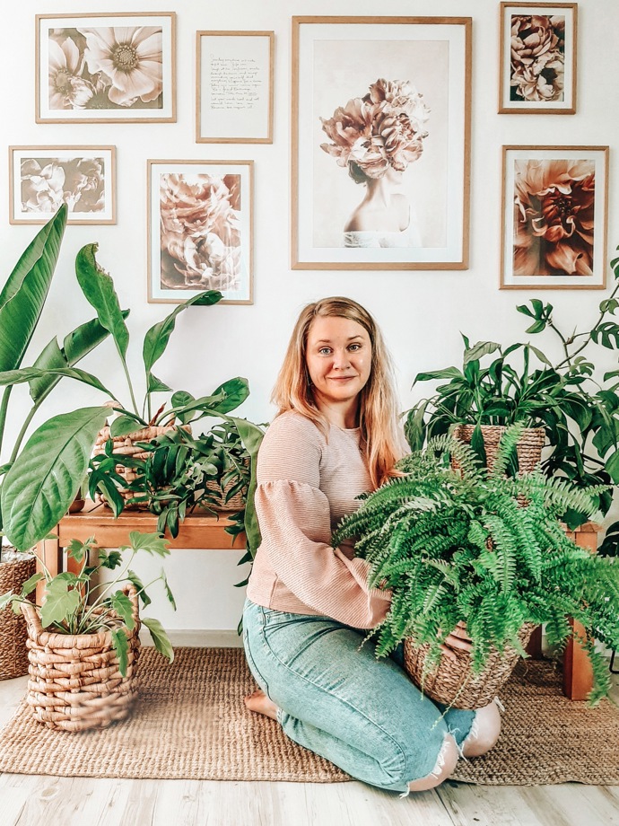 Simona žila s manželem nějaký čas na Bali a právě z něj vychází, jak sama říká, její „džungloidní“ styl. Tajemství jejího domova inspirovaného nádherným zeleným ostrovem tkví v bujné vegetaci, strukturách dřeva, proutí, ale i v duchovní atmosféře.
