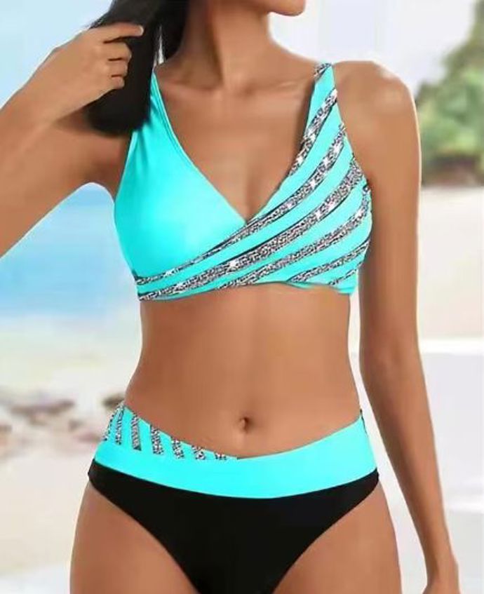 Bikiny se stříbrnými aplikacemi, Lightinthebox, 499 Kč
