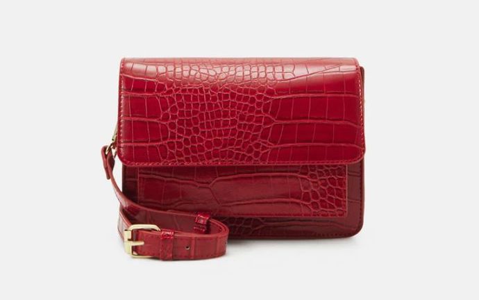 Cross body kabelka v rudé barvě se vzorem krokodýlí kůže, Lindex, 880 Kč
