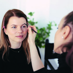 Make-up artistka bez váhání sáhla po hnědé tužce, díky níž ještě více vyniknou Eliščiny modré oči. 
