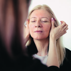 „Polovina úspěchu je správná péče a příprava pleti, což u té zralé platí dvojnásob,“ zdůrazňuje make-up artistka Karolína Synková
