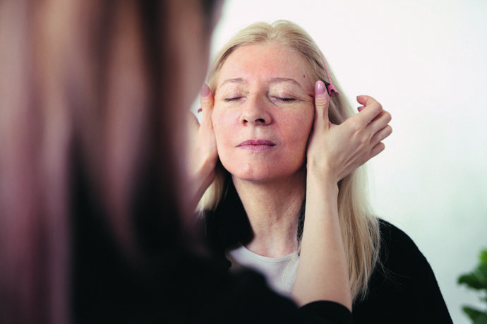 „Polovina úspěchu je správná péče a příprava pleti, což u té zralé platí dvojnásob,“ zdůrazňuje make-up artistka Karolína Synková
