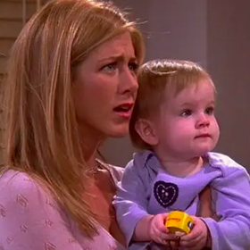 Dívka, která ztvárnila Emmu v Přátelích, měla ve skutečnosti dvě představitelky – dvojčata Noelle a Cali Sheldon. V seriálu přitom hrály, když jim byl 1-2 roky.
Dívka, která ztvárnila Emmu v Přátelích, měla ve skutečnosti dvě představitelky – dvojčata Noelle a Cali Sheldon. V seriálu přitom hrály, když jim byl 1-2 roky.
