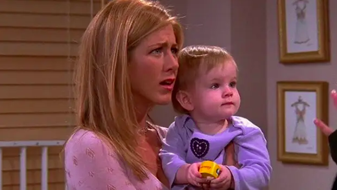 Dívka, která ztvárnila Emmu v Přátelích, měla ve skutečnosti dvě představitelky – dvojčata Noelle a Cali Sheldon. V seriálu přitom hrály, když jim byl 1-2 roky.
