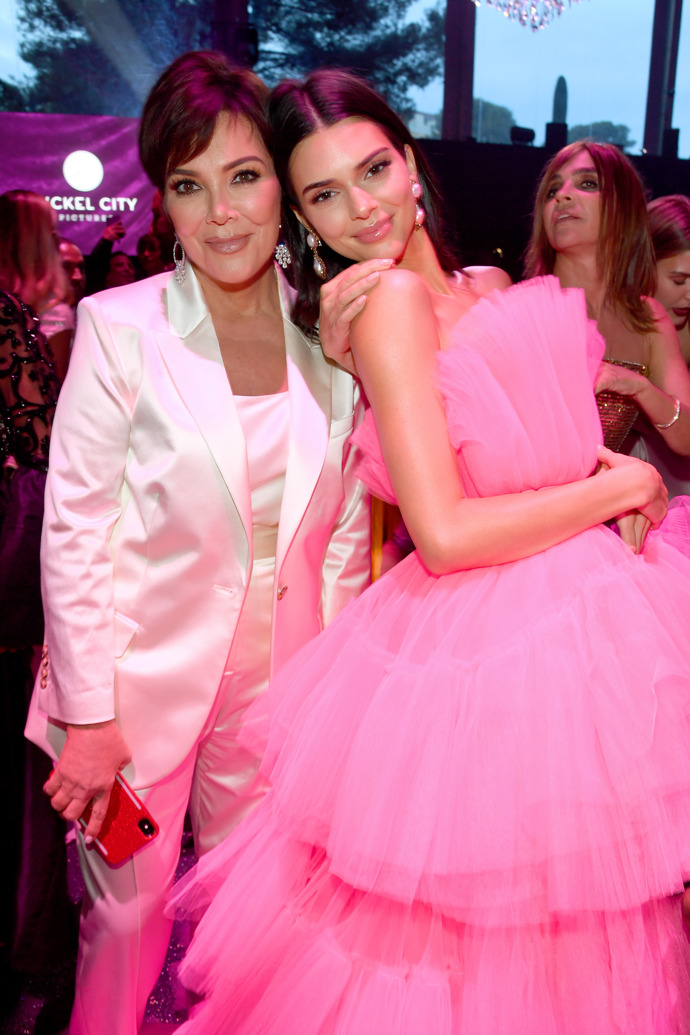 Kris Jenner a Kendall Jenner

Další známá dvojice z rodu Kardashianů.
