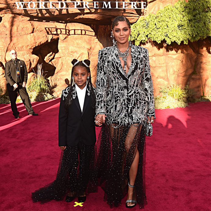 Beyoncé a Blue Ivy

Blue Ivy je jednoduše populární od té doby, co se narodila, jelikož její matka je Beyoncé a od malinka ji bere s sebou na červený koberec.
