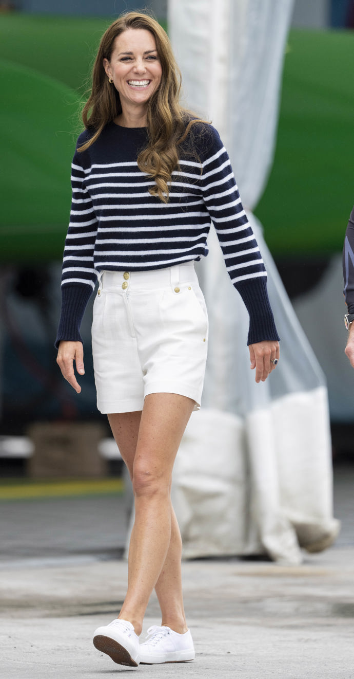 Hádejte, jaké tenisky má Kate na noze? Ano, model Superga Cotu Classic.
Hádejte, jaké tenisky má Kate na noze? Ano, model Superga Cotu Classic.