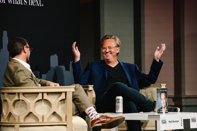 Matthew Perry dnes na festivalu knihy v Los Angeles hovořící o jeho nedávno vydané knize, která je jeho autobiografií a která mimo jiné vypráví o jeho problému s alkoholem. Nese název Přátelé, lásky a ten ohromný průšvih.
