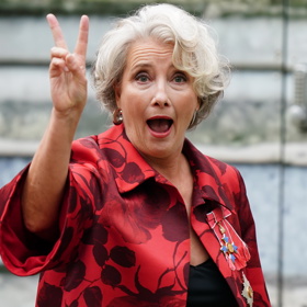 Herečka Emma Thompson vyrazila na korunovaci ve veselé náladě i barvách.

