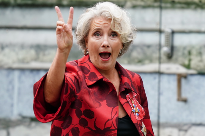 Herečka Emma Thompson vyrazila na korunovaci ve veselé náladě i barvách.
