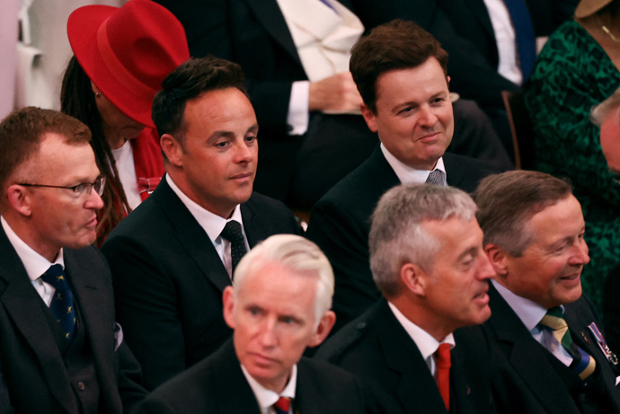 Na korunovaci bylo i britské televizní moderátorksé duo – Ant & Dec.
