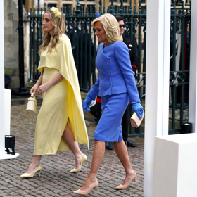 Na korunovaci nechyběla ani americká první dáma – Jill Biden – se svou dcerou. I ony oblékly pestré barvy.
