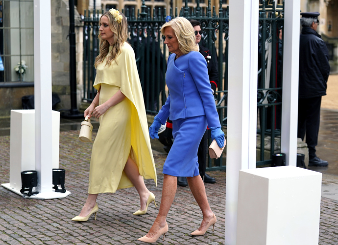 Na korunovaci nechyběla ani americká první dáma – Jill Biden – se svou dcerou. I ony oblékly pestré barvy.
