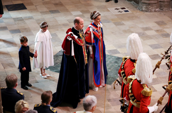 Za povšimnutí stojí také čelenka Kate Middleton (Jess Collett x Alexander McQueen) se stříbrnými pruty, krystaly a stříbrnými nitěmi s trojrozměrnou listovou výšivkou. Zároveň nelze opomenout to, že princezna Charlotte má velice podobnou čelenku.
Za povšimnutí stojí také čelenka Kate Middleton (Jess Collett x Alexander McQueen) se stříbrnými pruty, krystaly a stříbrnými nitěmi s trojrozměrnou listovou výšivkou. Zároveň nelze opomenout to, že princezna Charlotte má velice podobnou čelenku.