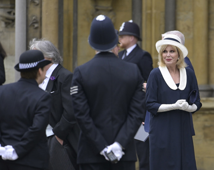 Ve vážnějším kostýmku byla na korunovaci i britská herečka Dame Joanna Lumley.
