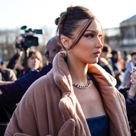 Bella Hadid a její ikonický vysoký drdol se skřipcem
