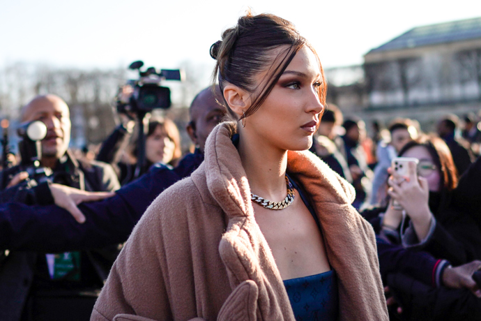 Bella Hadid a její ikonický vysoký drdol se skřipcem
