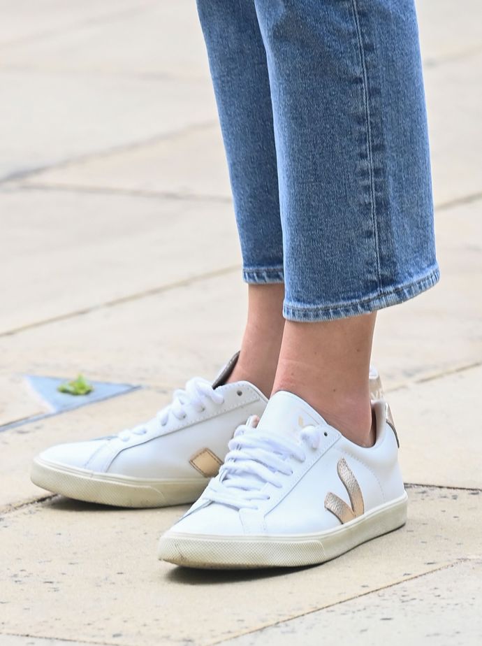 Během korunovačního víkendu princezna z Walesu obula model VEJA Esplar Bicolor Leather Low-Top Sneakers.
Během korunovačního víkendu princezna z Walesu obula model VEJA Esplar Bicolor Leather Low-Top Sneakers.