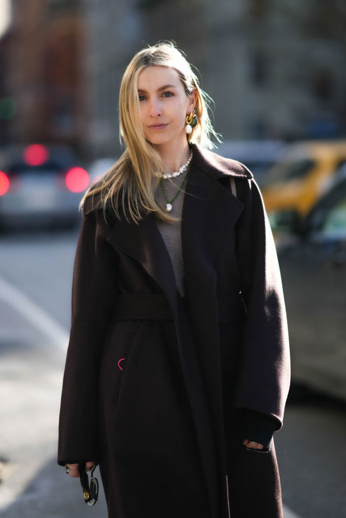 Minimalističtější outfit v tlumených barvách můžete klidně doplnit jak perlovým náhrdelníkem, tak výraznými náušnicemi s takzvanými barokními perlami.
