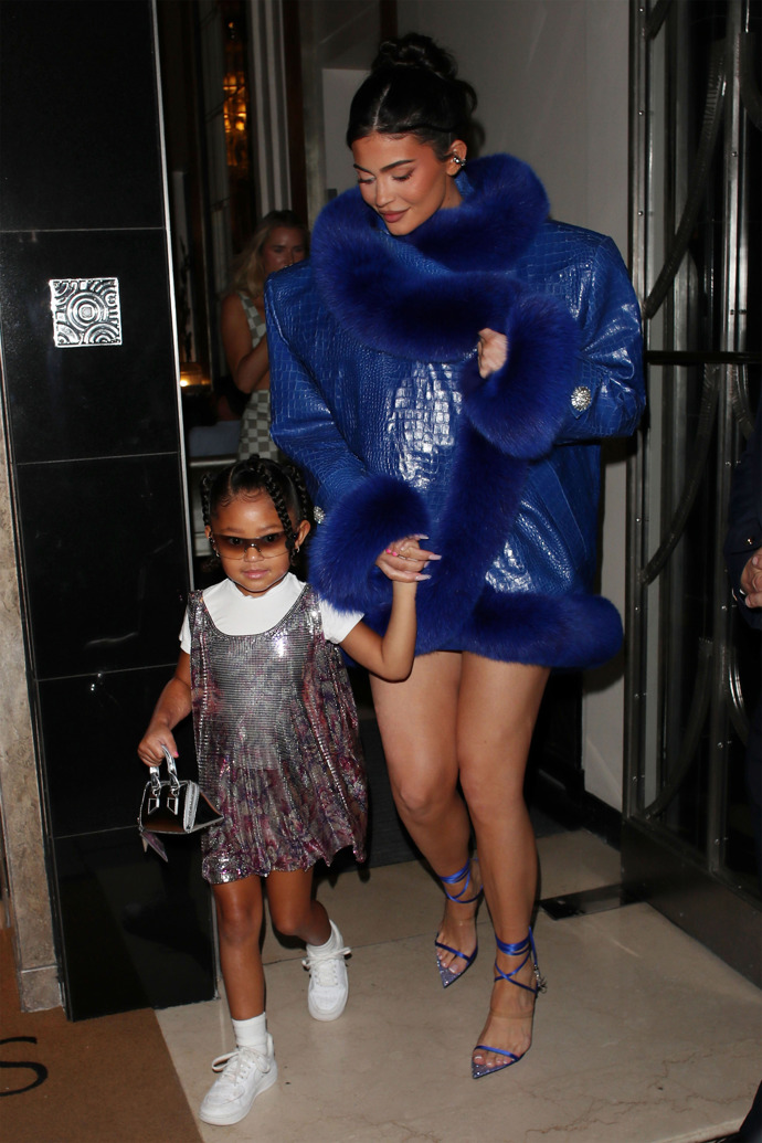 Kylie Jenner a Stormi

Vzhledem k tomu, že se jedná o členky klanu Kardashianových, je i toto duo matky a dcery známé již od té doby, co se Stormi narodila.
