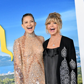 Goldie Hawn a Kate Hudson

Americká tanečnice, herečka a producentka Goldie Hawn má krásný vztah se svou jedinou dcerou – herečkou Kate Hudson. „Nedokážu vyjádřit množství lásky, radosti, smíchu a smutku, které sdílíme,“ řekla Goldie Hawn magazínu People. „Ona mi rozumí, já rozumím jí. Jsme holky. Sdílíme všechno.“
