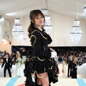 Jenna Ortega dorazila v nařasených kabátových šatech, podkolenkách a oxfordkách na platformě.
