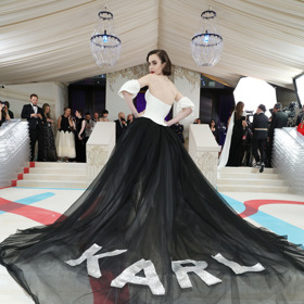 Lily Collins vsadila na černobílý vzhled od Very Wang a vlečku s nápisem KARL.
