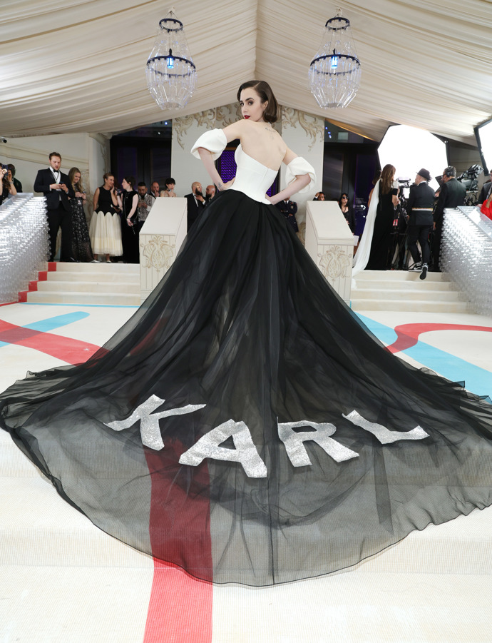 Lily Collins vsadila na černobílý vzhled od Very Wang a vlečku s nápisem KARL.
Lily Collins vsadila na černobílý vzhled od Very Wang a vlečku s nápisem KARL.