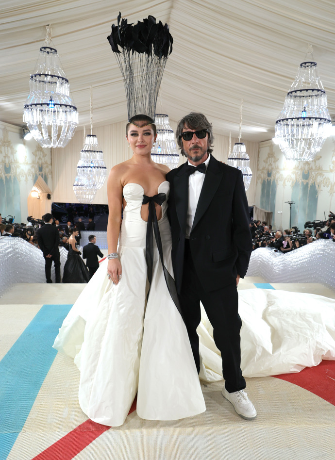 Florence Pugh přítomné hosty překvapila vyholenou hlavou.
Florence Pugh přítomné hosty překvapila vyholenou hlavou.