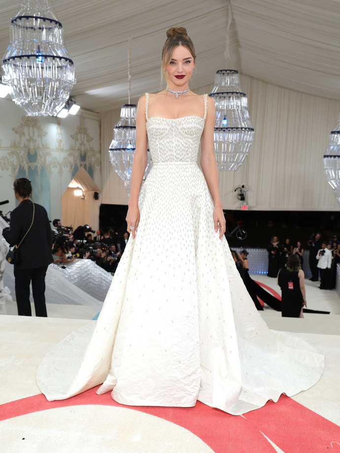 Miranda Kerr měla na sobě bílé zdobené korzetové plesové šaty Dior Haute Couture.
Miranda Kerr měla na sobě bílé zdobené korzetové plesové šaty Dior Haute Couture.
