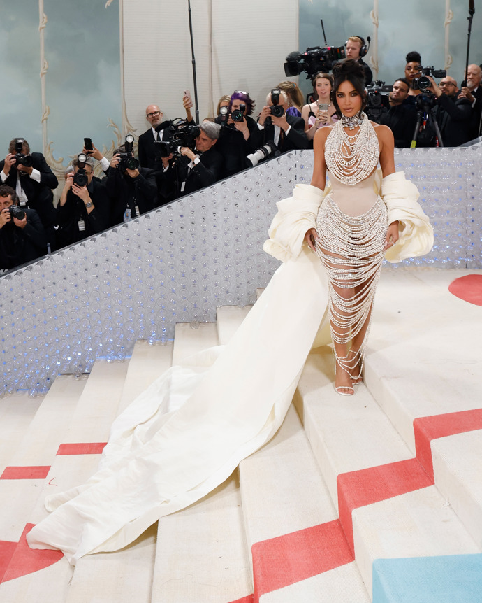 Tentokrát Kim Kardashian oblékla šaty Schiaparelli, které byly vytvořené pramenů perel.
Tentokrát Kim Kardashian oblékla šaty Schiaparelli, které byly vytvořené pramenů perel.