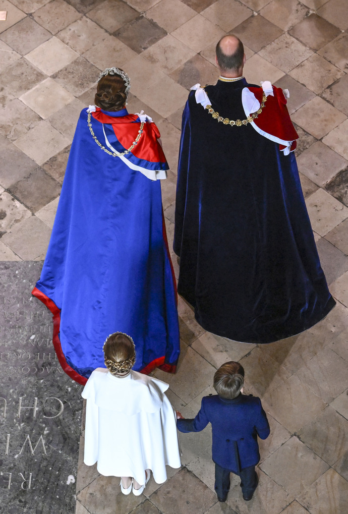 jeho sourozenci byli po boku jejich rodičů, prince a princezny z Walesu
jeho sourozenci byli po boku jejich rodičů, prince a princezny z Walesu