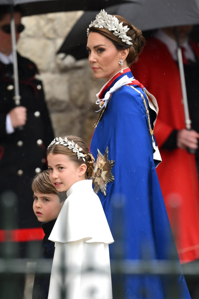 Hlavu princezny z Walesu na korunovaci zdobila křišťálová stříbrná čelenka z drahých kovů od Jess Collett x Alexander McQueen. Její dcera, princezna Charlotte, měla velice podobnou. Je snad tohle začátek příběhu dalšího královského šperku?
