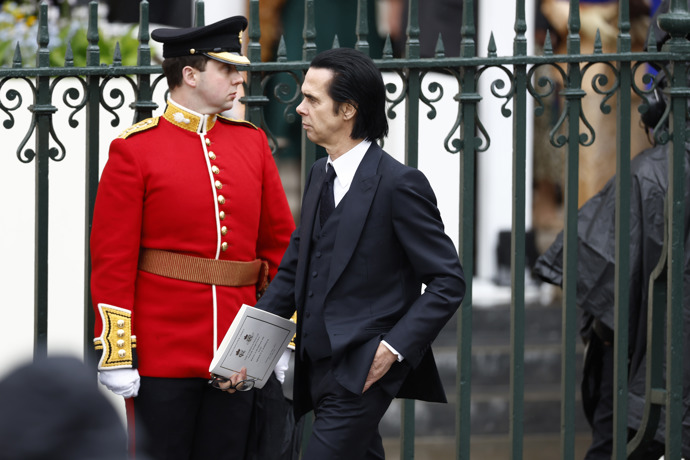 Na korunovaci byl zachycen i zpěvák Nick Cave.
