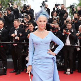 Helen Mirren překvapila novým účesem s několika odstíny modré, který sladila se šaty. Outfit doplnila šperky Bulgari z kolekce High Jewelry.
