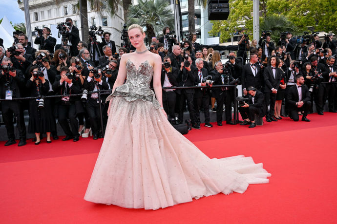 Elle Fanning v šatech Alexander McQueen

