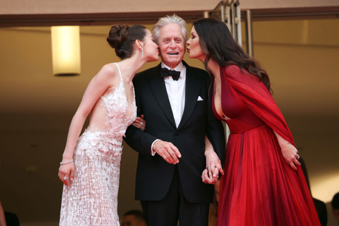 Na červeném koberci zazářil i herec a producent Michael Douglas s manželkou Catherine Zeta-Jones a dcerou Carys Zeta Douglas.

