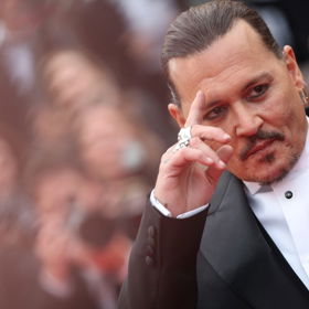 Johnny Depp na červeném koberci při uvedení filmu Jeanne du Barry – Králova milenka, ve kterém ztvárnil krále Ludvíka XV.
