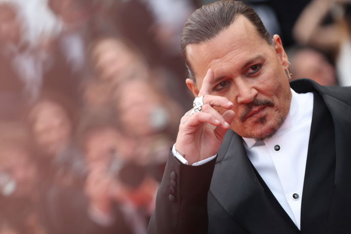 Johnny Depp na červeném koberci při uvedení filmu Jeanne du Barry – Králova milenka, ve kterém ztvárnil krále Ludvíka XV.
