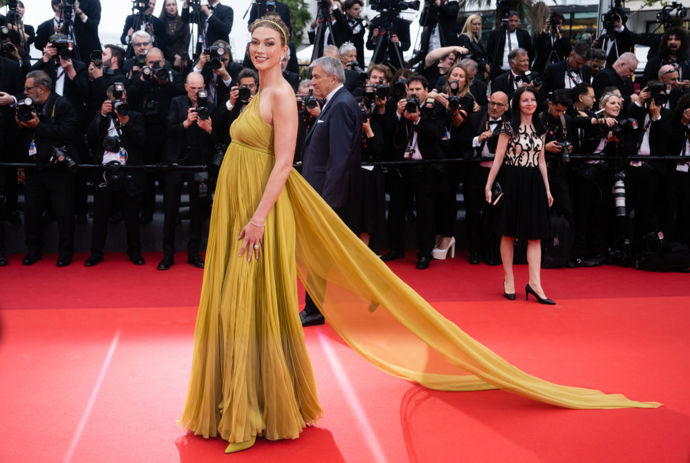 Karlie Kloss v šatech Dior na uvedení filmu Indiana Jones a nástroj osudu
