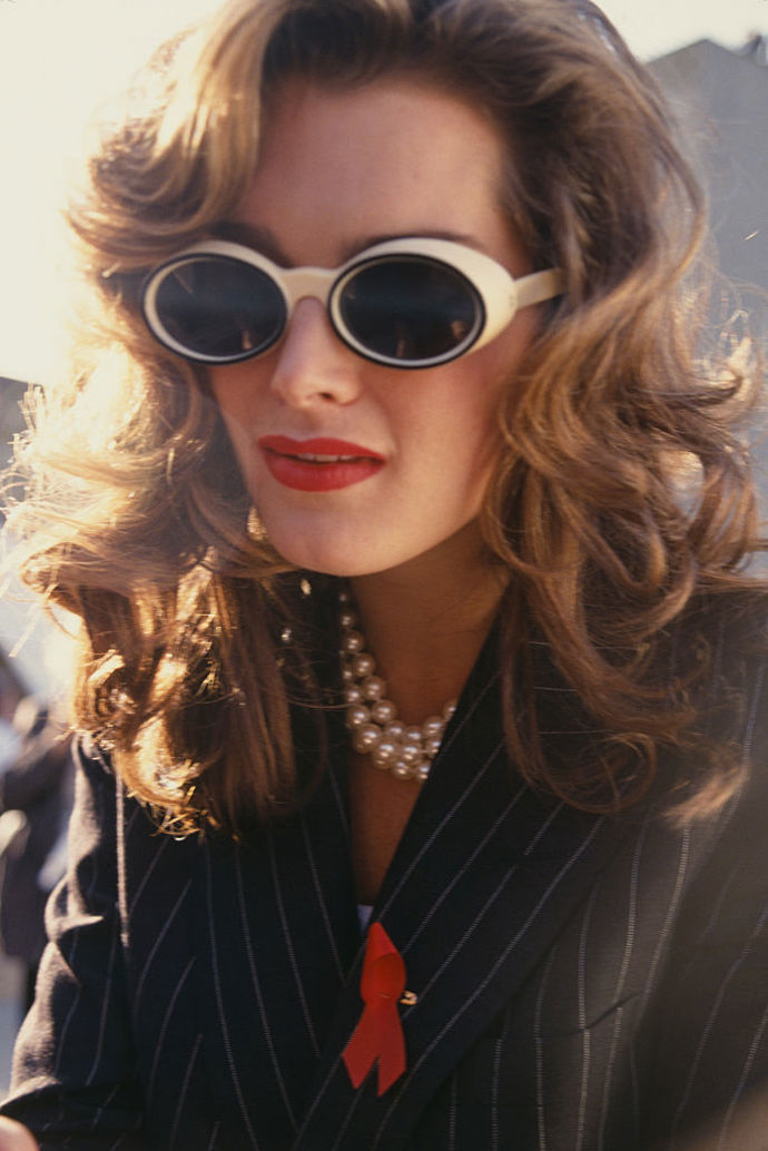 Herečka Brooke Shields v proužkovaném saku v kombinaci s perlami v několika řadách v roce 1995 – takový outfit by byl velmi stylový i dnes.

