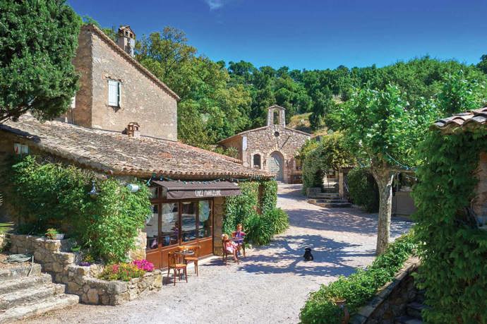Už přes dvacet let uběhlo od chvíle, kdy slavný hollywoodský herec koupil opuštěnou vesnici z 19. století v Provence, kterou se rozhodl proměnit v idylické bydlení. Herec si v roce 2001 si spolu se svou tehdejší ženou Vanessou Paradis pořídil prastarou francouzskou vesnici nedaleko St Tropez. Herce a jeho rodinu tehdy okouzlila oblast Provence a vesnici začal opravovat. V letech 2015 a 2016 ji ale nabídl k prodeji, a to za různé částky v rozmezí od 27 do 75 milionů dolarů. Loni v květnu se nabídka k prodeji znovu objevila a figurovala u ní částka 63 milionů dolarů. Dodnes se neobjevila zpráva, zda má tohle bezpochyby nádherné místo nového majitele.
