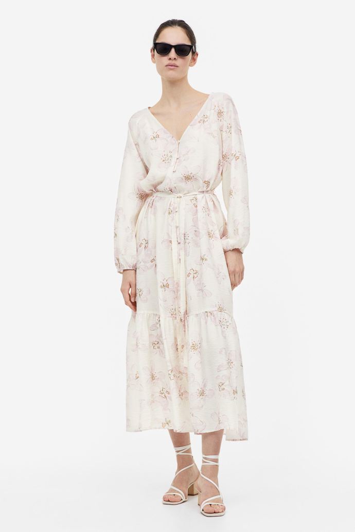 Propínací šaty s vázacím páskem, H&M, 899 Kč
Propínací šaty s vázacím páskem, H&M, 899 Kč