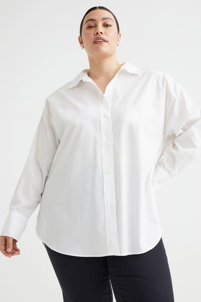 Oversize bavlněná bílá košile by měla patřit mezi základní kousky letního šatníku. H&M, 749 Kč
