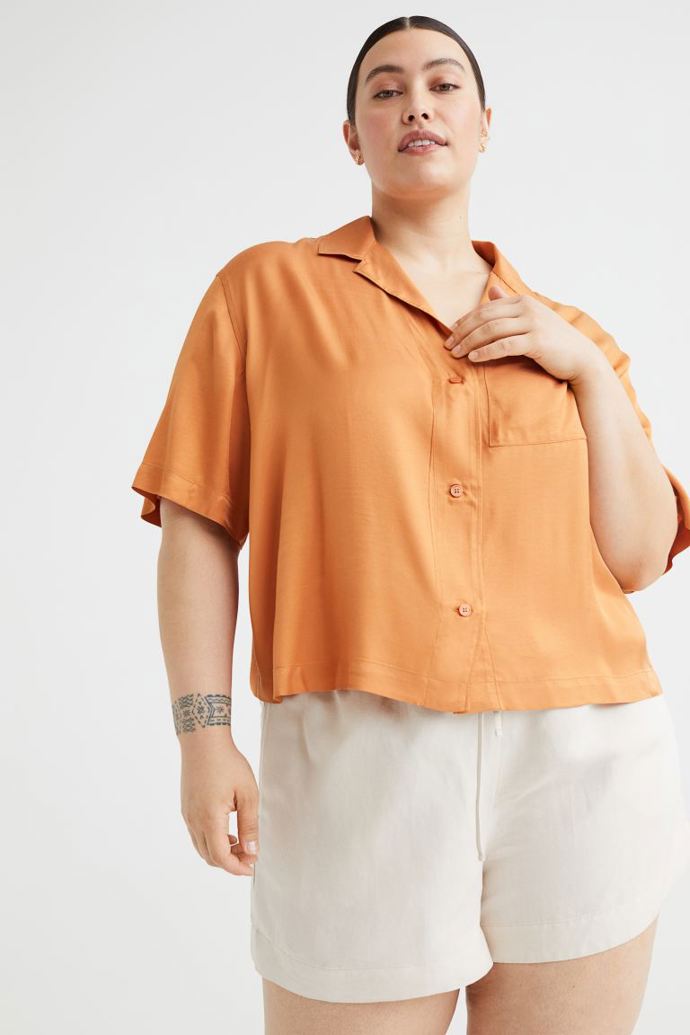 Oversize košile v aktuálním zkráceném střihu se hodí do práce i pro volný čas. H&M, 599 Kč 
