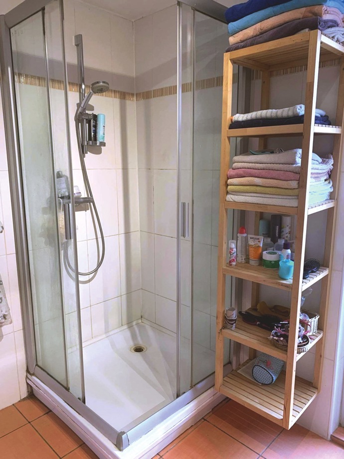 Na focení této proměny jela redakce Marianne Bydlení do Rovenska pod Troskami, kde nás v jednopodlažním domku jako první přivítal kocour Flat a jeho panička Bára. S manželem a dvěma dětmi tu žijí už jedenáct let a celou tu dobu vlastně čekají, až bude čas a prostor konečně vylepšit koupelnu.
Na focení této proměny jela redakce Marianne Bydlení do Rovenska pod Troskami, kde nás v jednopodlažním domku jako první přivítal kocour Flat a jeho panička Bára. S manželem a dvěma dětmi tu žijí už jedenáct let a celou tu dobu vlastně čekají, až bude čas a prostor konečně vylepšit koupelnu.