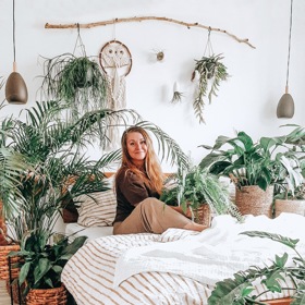 Simona žila s manželem nějaký čas na Bali a právě z něj vychází, jak sama říká, její „džungloidní“ styl. Tajemství jejího domova inspirovaného nádherným zeleným ostrovem tkví v bujné vegetaci, strukturách dřeva, proutí, ale i v duchovní atmosféře.
