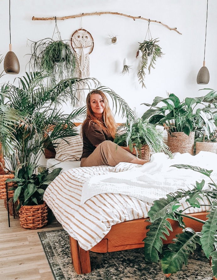 Simona žila s manželem nějaký čas na Bali a právě z něj vychází, jak sama říká, její „džungloidní“ styl. Tajemství jejího domova inspirovaného nádherným zeleným ostrovem tkví v bujné vegetaci, strukturách dřeva, proutí, ale i v duchovní atmosféře.
